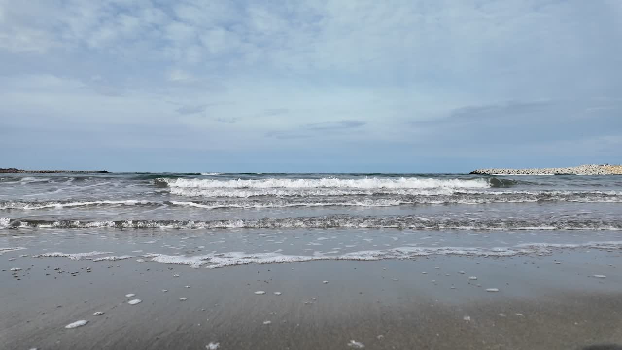 로마니아 콘스탄타의 해안선에 부히는 물결의 느린 움직임