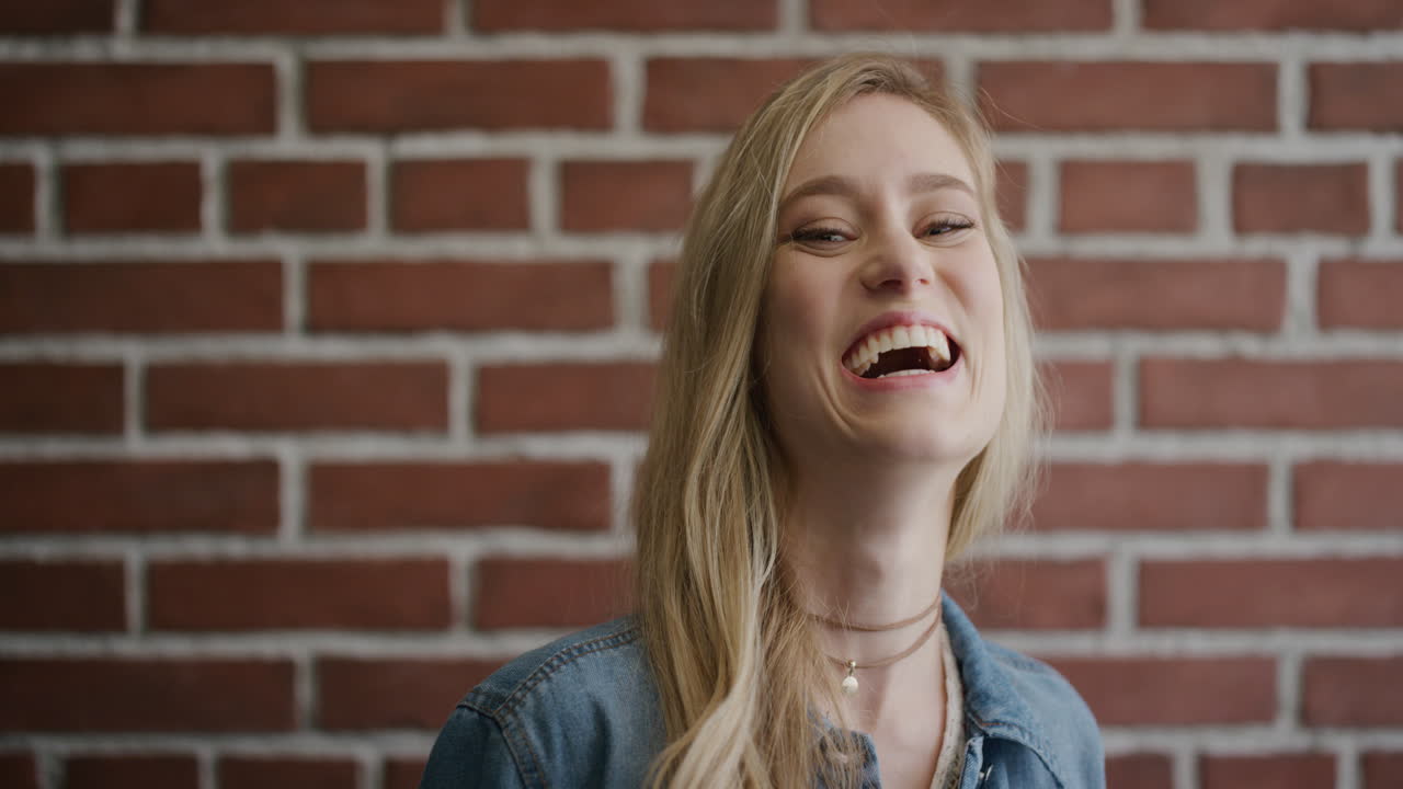retrato hermosa joven mujer rubia estudiante riendo disfrutando del éxito atractiva mujer caucásica de aspecto alegre cámara lenta