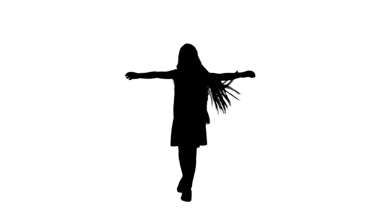 silueta bailando pequeña chica rubia cantando pista mate