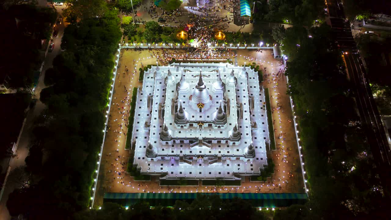 drone vista aérea de lapso de tiempo sobre la gran pagoda en el templo de asokaram en samutprakarn cerca de bangkok, tailandia. vista aérea de muchos budistas que asisten a la triple circunvalación en el día de visakha bucha generalmente tiene lugar en mayo, en la luna llena.