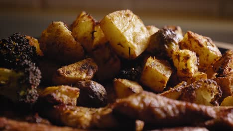 vista cercana del delicioso pollo frito y verduras asadas - tiro inclinado hacia abajo