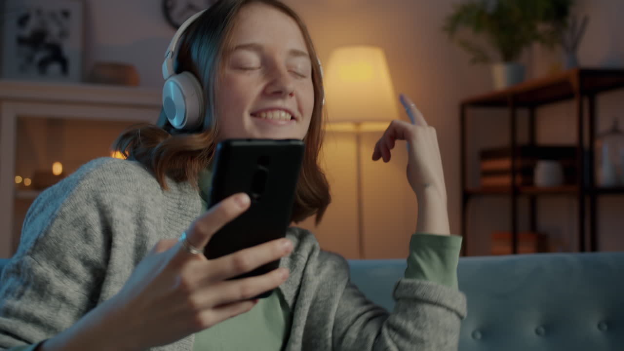 Giovane donna che ascolta musica sullo smartphone