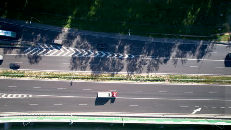 Vista-Aérea-De-Coches-Corriendo-En-Ambas-Direcciones-En-Una-Salida-De-Autopista-Muy-Transitada-Cerca-De-Wielki-Kack,-Gdynia,-Polonia