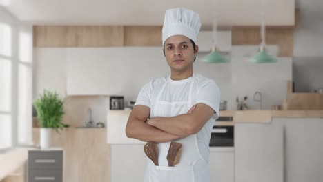 retrato de un chef profesional indio confiado de pie con las manos cruzadas