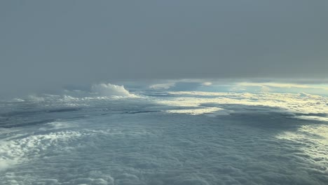 在暴风雨的天气中,在云层之间飞行时,从驾驶<unk>中观看空中景象