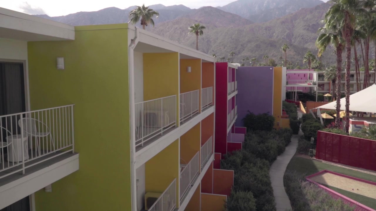Panorámica de cámara que revela un colorido hotel en Palm Springs. Filmado a 120 fotogramas por segundo