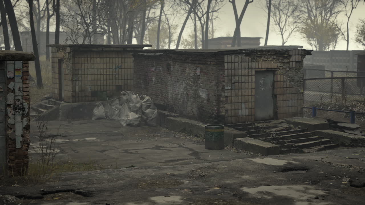 edificios viejos y abandonados en una pequeña ciudad