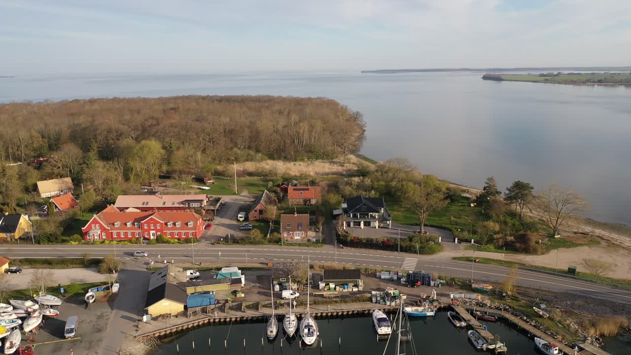 골드보르그 사운드 다리에서 항구 위로 드론 비행