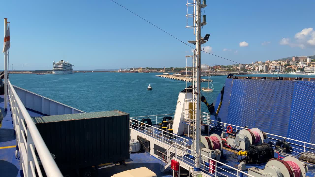 паром перевозка автомобилей и пассажиров балеарские острова майорка из барселоны отправление из порта крупным планом хвост судна