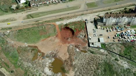 Autopista-De-Sobrevuelo-Aéreo,-Estanques-De-Agua-Sucia-Estancada-Del-Vertedero-Y-Bloques-De-Viviendas-Y-Barrios-Marginales-Limítrofes