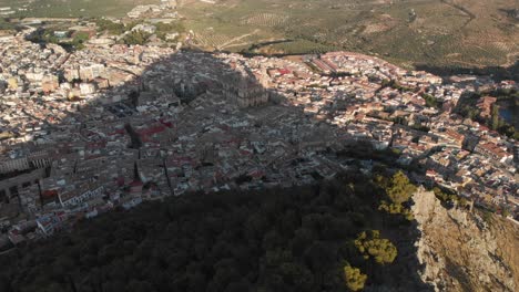 Castillo-De-Jaen,-España-Castillo-De-Jaen-Volando-Y-Tomas-Terrestres-Desde-Este-Castillo-Medieval-En-La-Tarde-De-Verano,-Tambien-Muestra-La-Ciudad-De-Jaen-Hecha-Con-Un-Drone-Y-Una-Camara-De-Accion-A-4k-24fps-Usando-Filtros-Nd-31