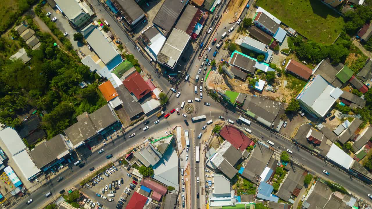 푸켓 섬의 차롱 타운 트래픽 스트리트 서클 에어리얼 다운 뷰 4k 타임 스 태국