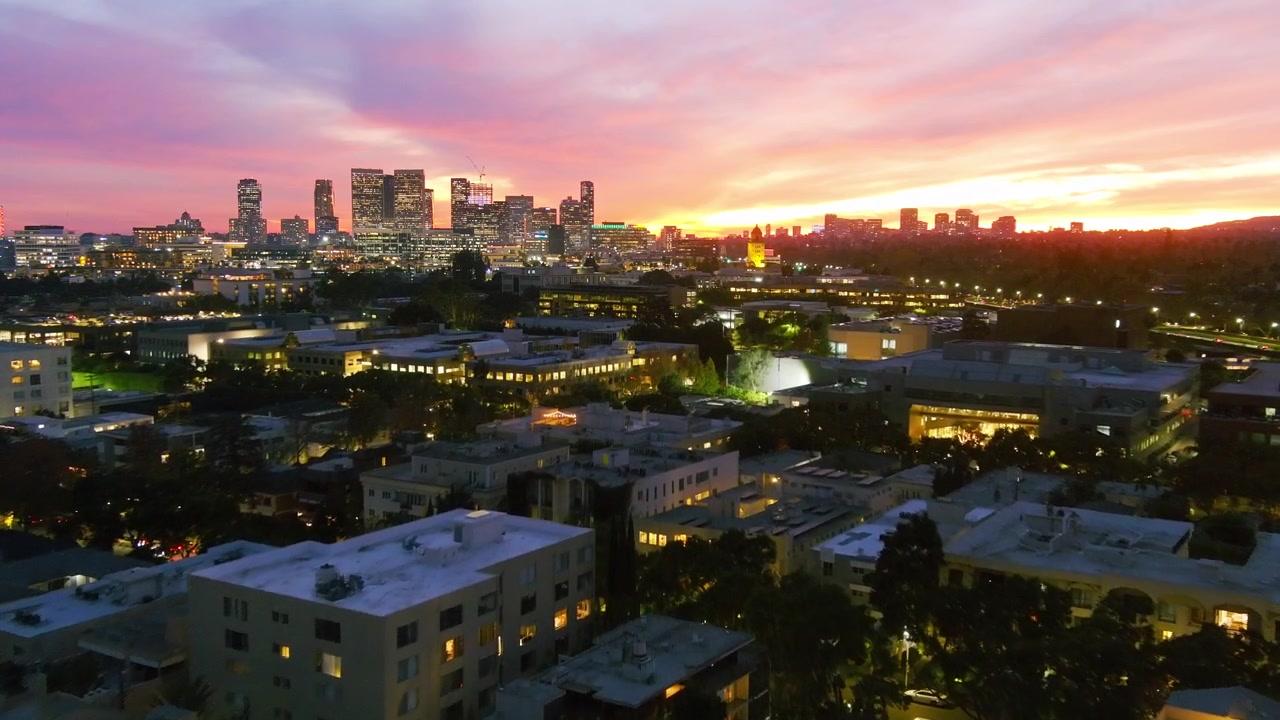 Veduta aerea | Beverly Hills | Century City sullo sfondo | Illuminazione serale.