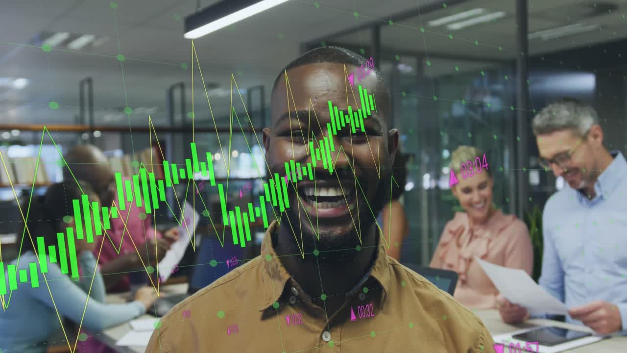 animación del procesamiento de datos financieros sobre un empresario afroamericano sonriendo
