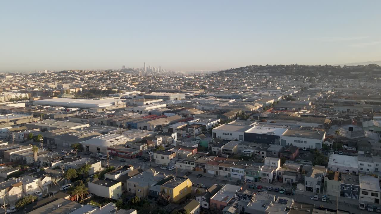 이 드론 영상은 샌프란시스코의 베이뷰 동네 위를 조용히 날아다니는 모습을 담고 있습니다.