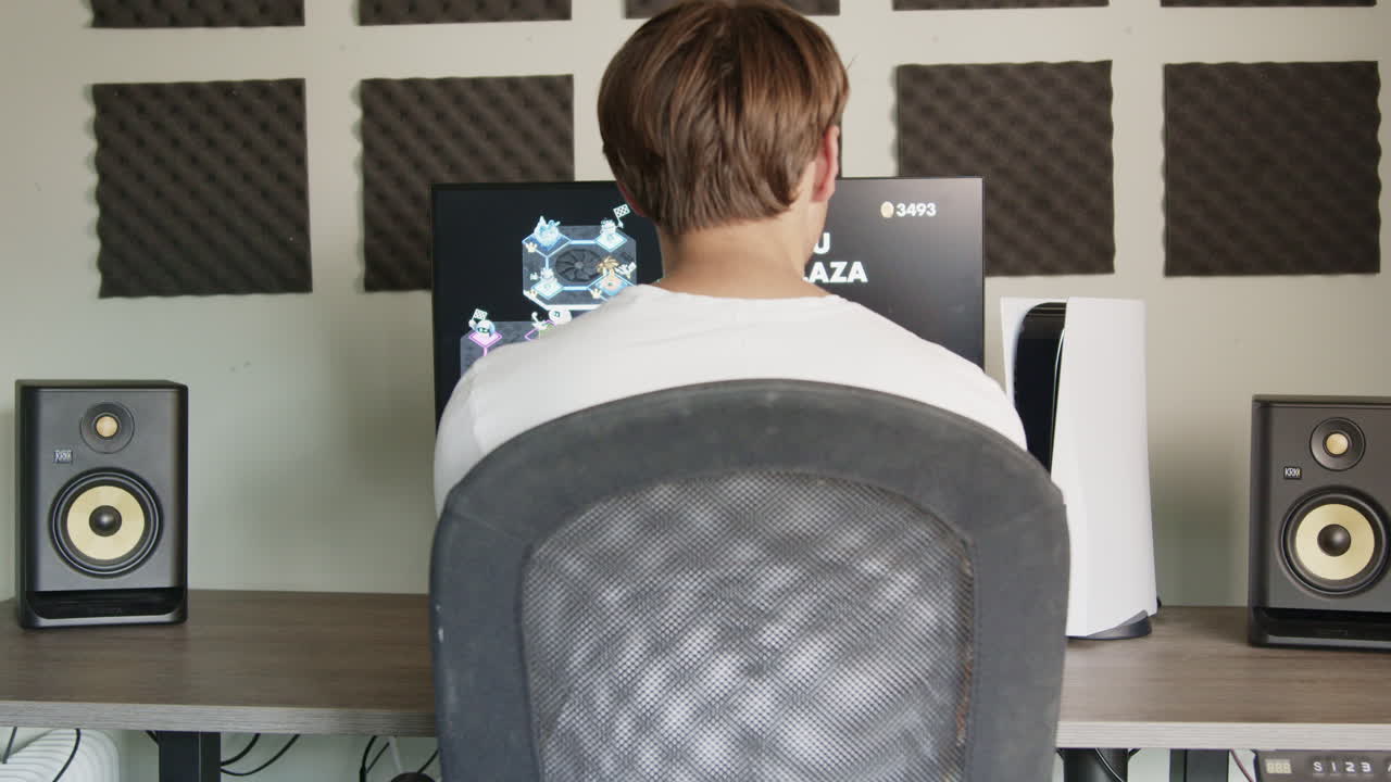 мальчик откладывает свой пс-контроллер и ходит