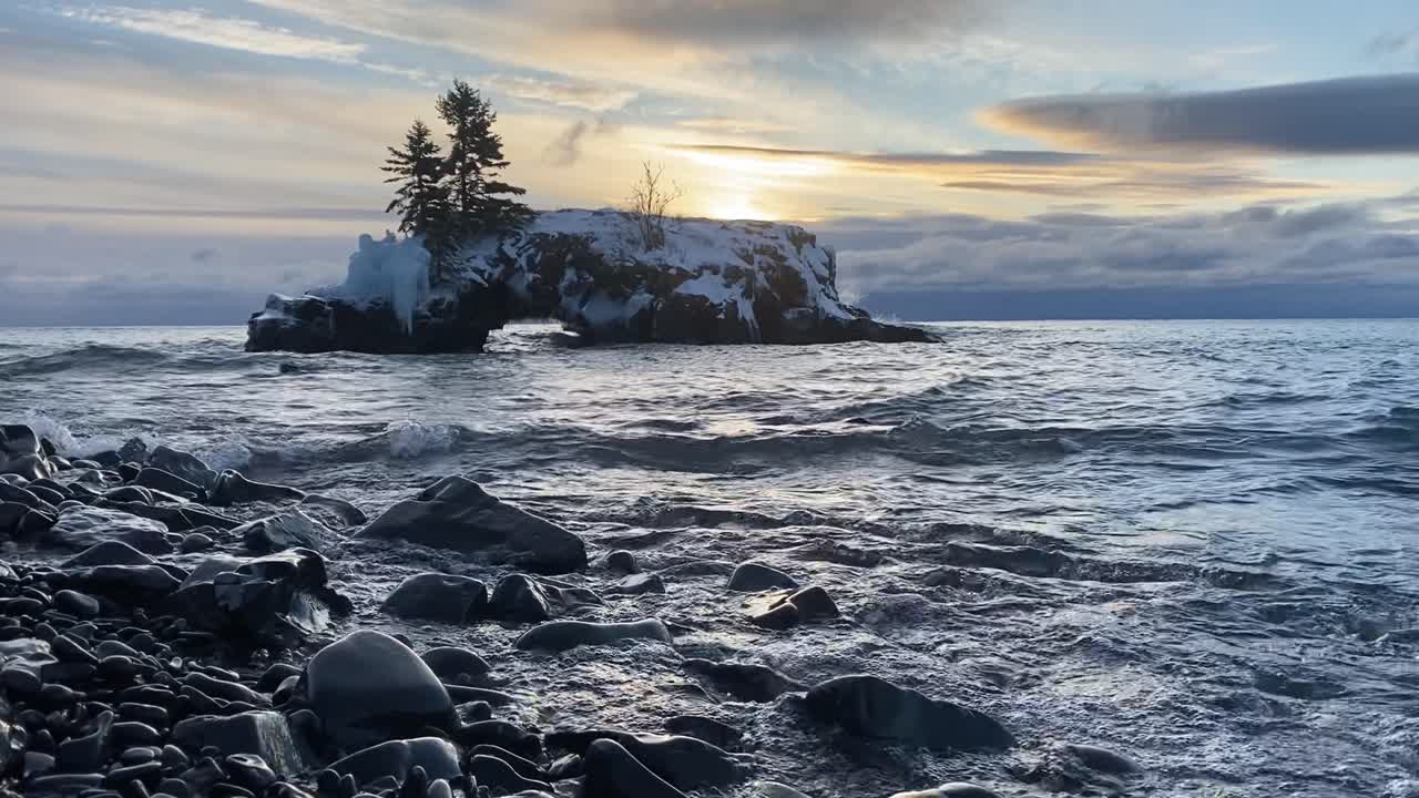 rocas huecas en grand marais, el lago de minnesota, formaciones rocosas superiores durante el invierno, el país de las maravillas del invierno.