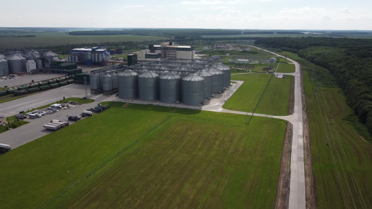 Luftaufnahme. Wasseraufbereitungsanlage. Vertikales Schwenken. Drohne fliegt vorwärts. Abwasserreinigungsanlage. 4K