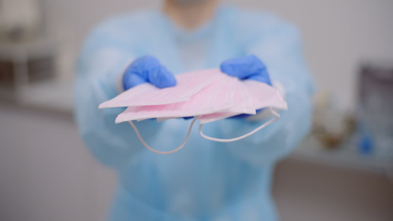 mujer con máscara protectora en las manos 2