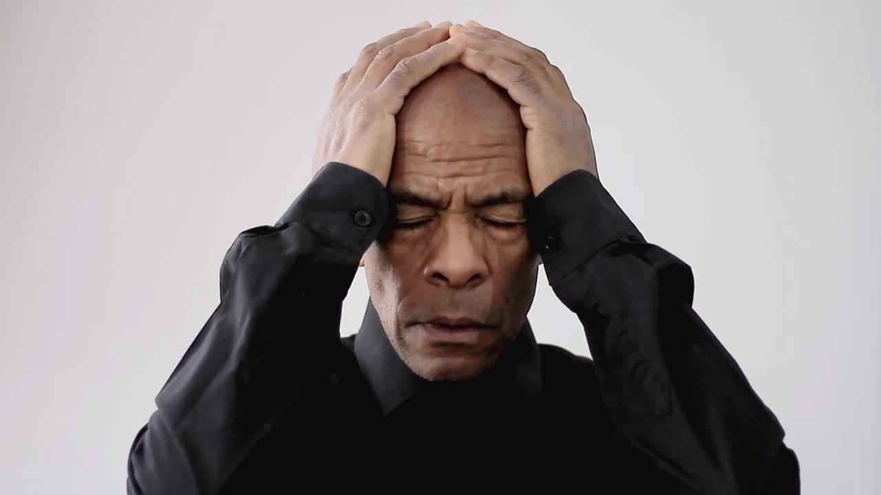 hombre rezando a dios con las manos juntas hombre caribeño rezando con fondo negro con gente almacen de video