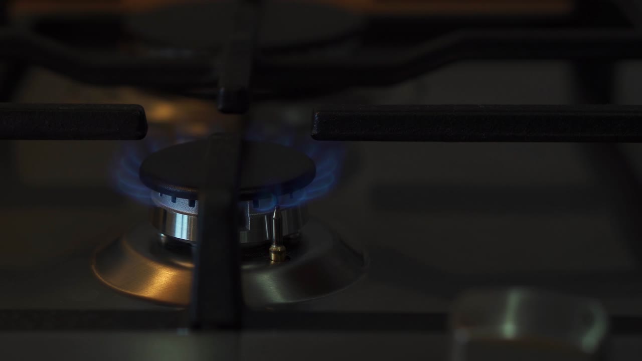 부에서 가스 스토브를 켜고, 가스 불꽃으로 비를 가열합니다. 근접, 4k 비디오.