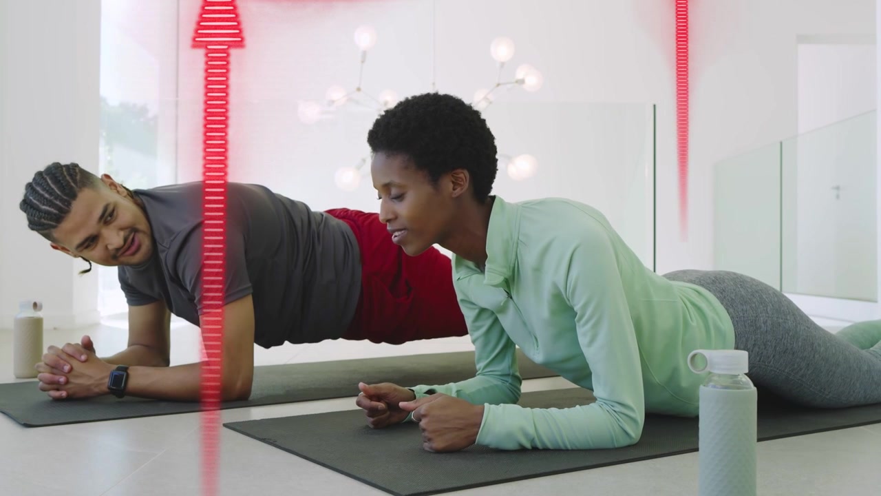 AR-overlay verschijnt en volgt statistieken, man doet fitness plankoefeningen terwijl vrouw de plank vasthoudt
