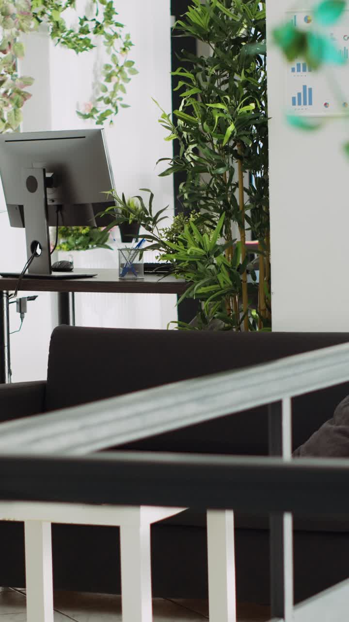 Spazio di coworking verticale vuoto per startup