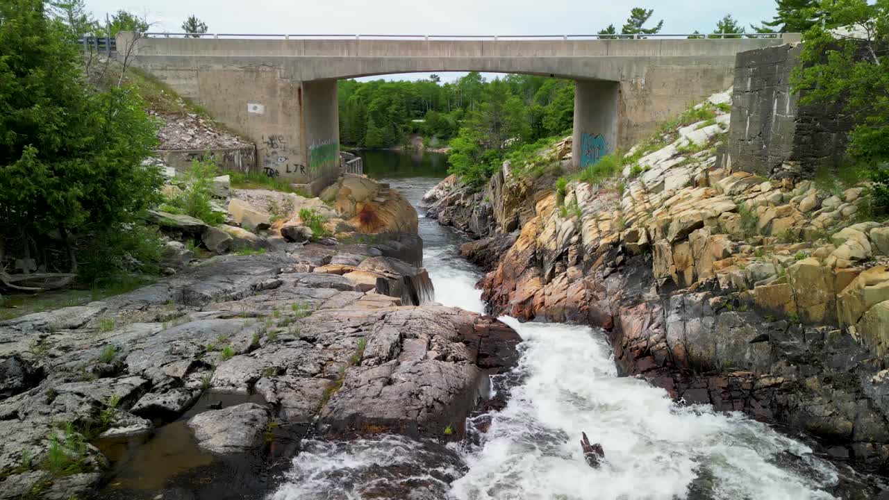 다리 아래의 폭포 물, 화이트피시 폭포, 마니 섬, 온타리오, 캐나다