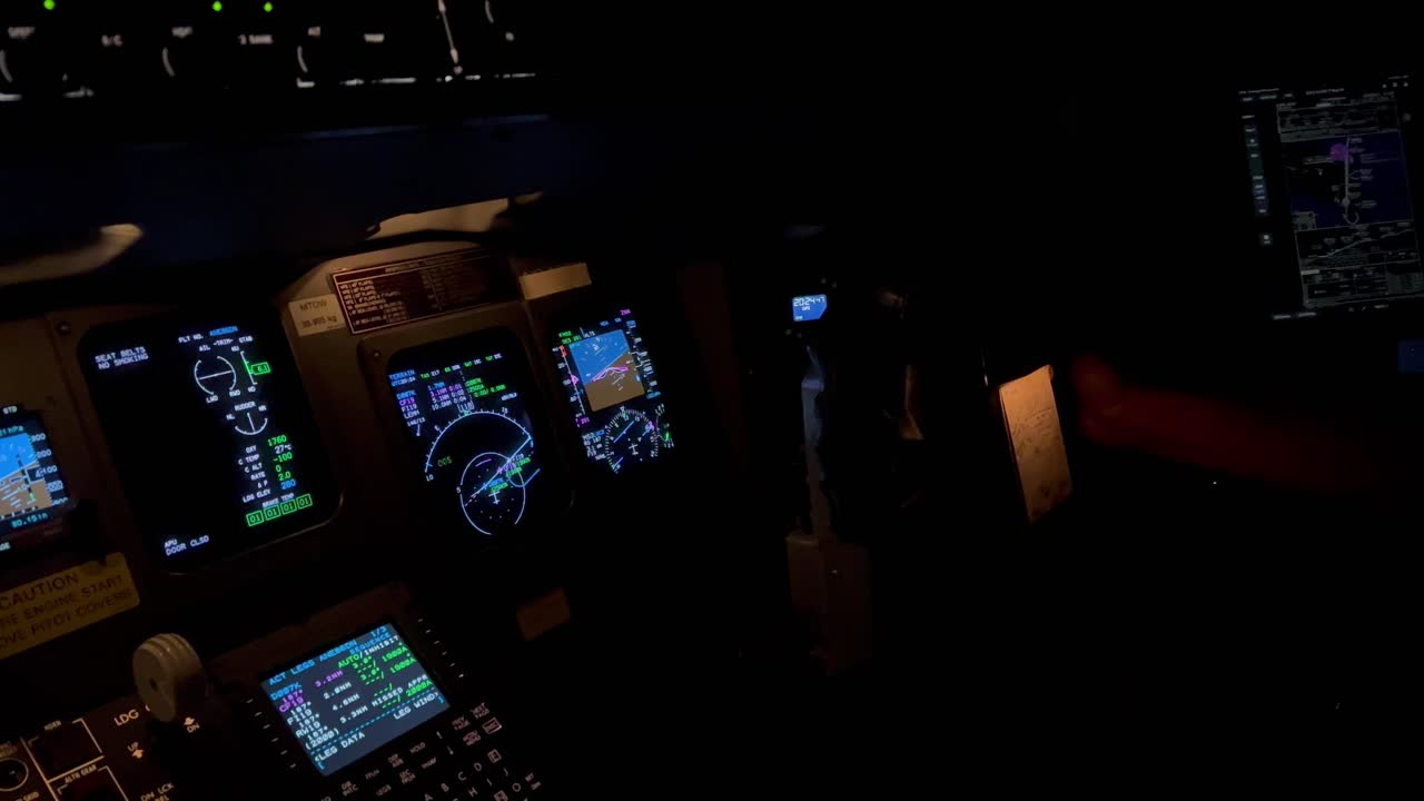 vista nocturna exclusiva de los controles de la cabina de un jet y los instrumentos de vuelo durante un giro a la derecha