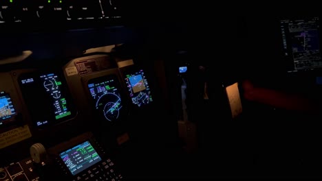 Exklusive-Nachtansicht-Der-Steuerungen-Und-Fluginstrumente-Eines-Jet-Cockpits-Während-Einer-Rechtskurve