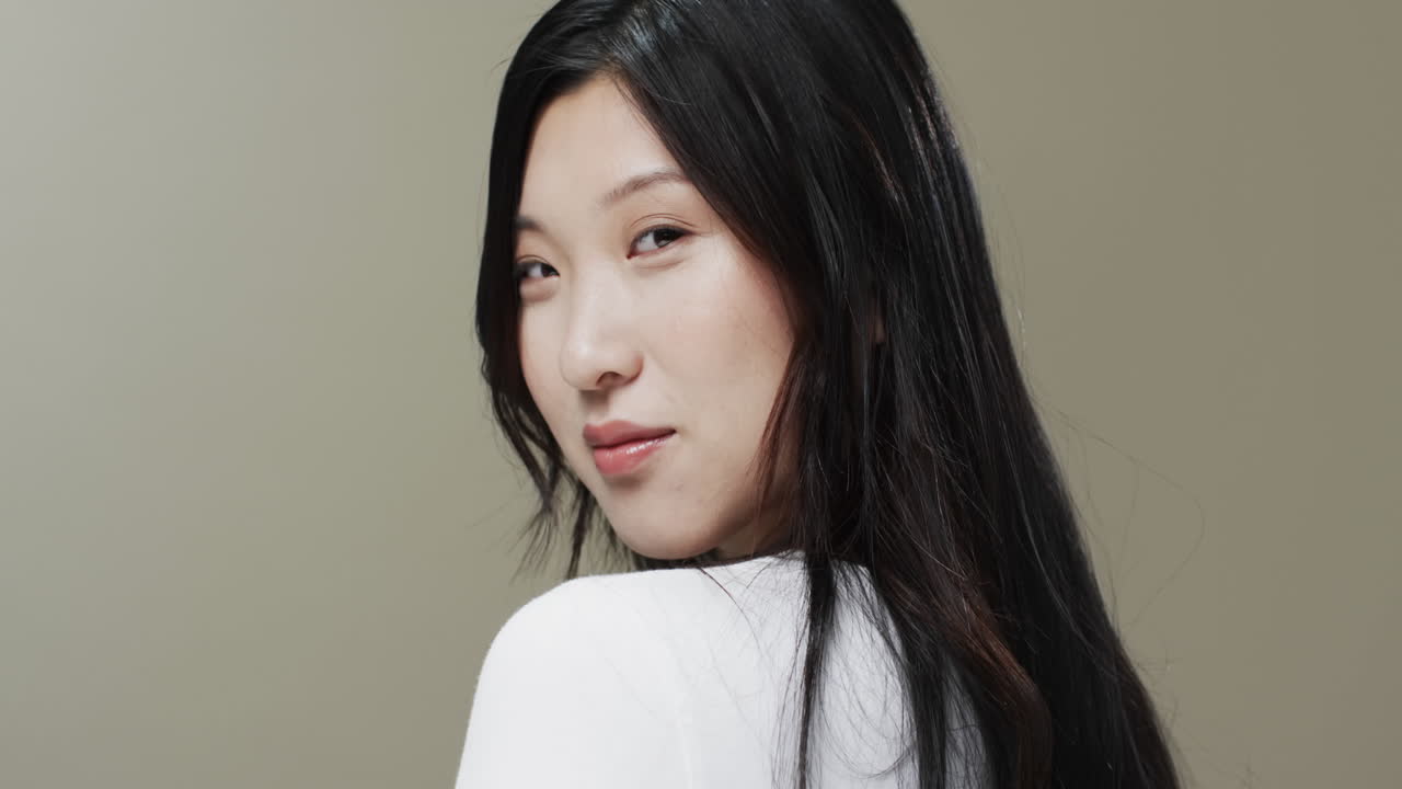 검은 머리카락과 메이크업을 가진 아시아 여성 미소, 복사 공간, 느린 모션