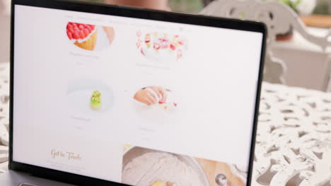 hombre, portátil o sitio web de cocina para receta de alimentos