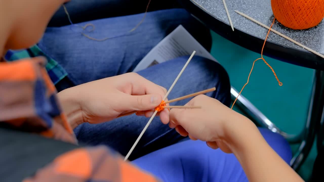 manos adolescentes haciendo mandala hecha a mano