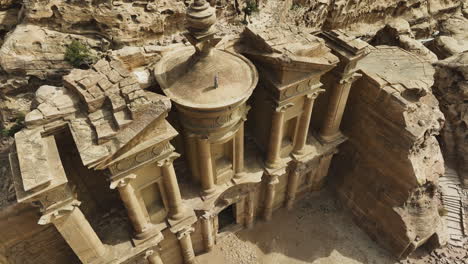 vista aérea desde un árabe nabateo en la cima del el-deir en petra, jordania - retroceder, inclinarse, disparo de avión no tripulado