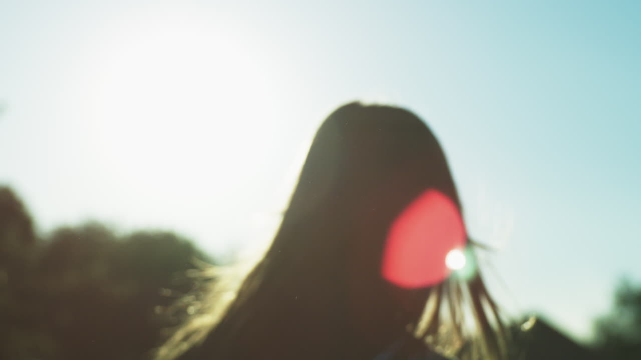 태양을 바라보는 소녀