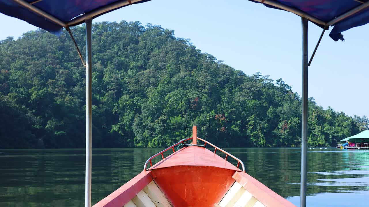 울창 한 초록색 을 가로질러 조용 한 보트 타기