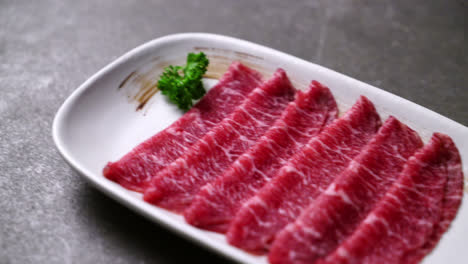 Frisches-Rindfleisch,-Roh-Geschnitten-Mit-Marmorierter-Textur,-Serviert-Für-Sukiyaki-Und-Shabu-Oder-Yakiniku