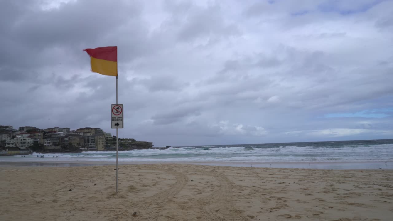 playa de surf vacía de sydney bondi, apocalipsis zombie en nueva gales del sur, australia