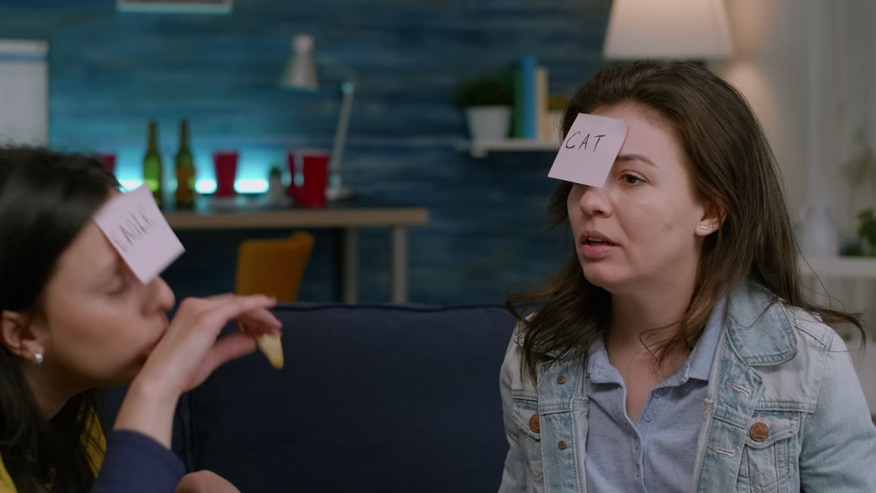 grupo de personas multiétnicas jugando interesante adivina quién juego poniendo notas adhesivas en la frente