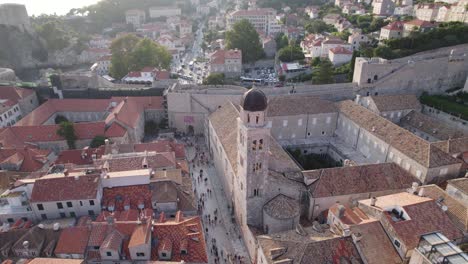 vista aérea de la iglesia y el monasterio franciscanos de dubrovnik, croacia