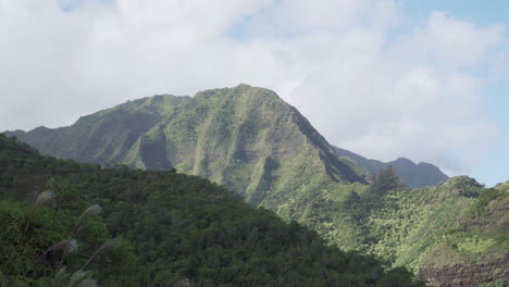 Lush-Green-Mountain-Range-On-a-Sunny-Breezy-Day-in-Kauai-in-Hawaii