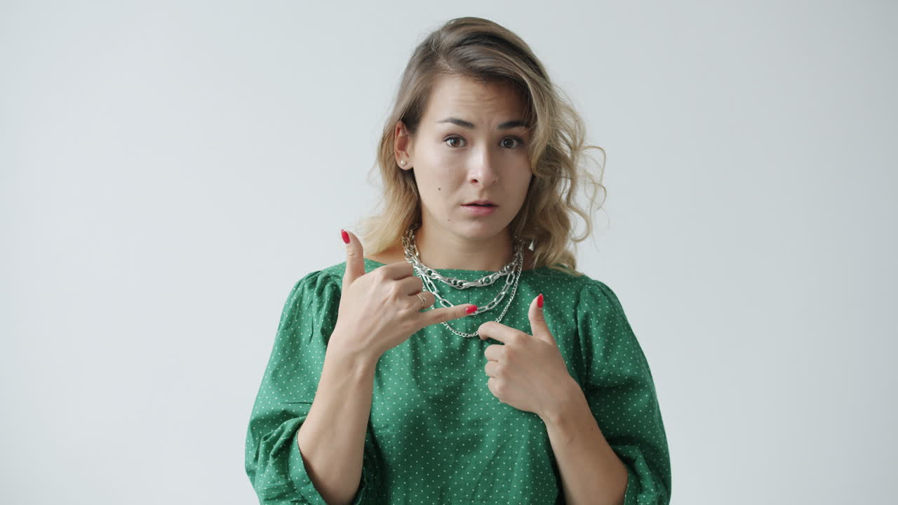 전화 제스처 를 하는 여자