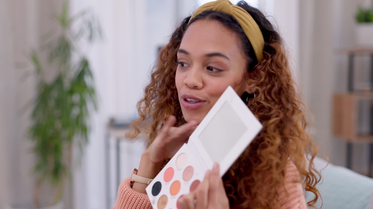 mujer, influencer de maquillaje y teléfono inteligente con anillo