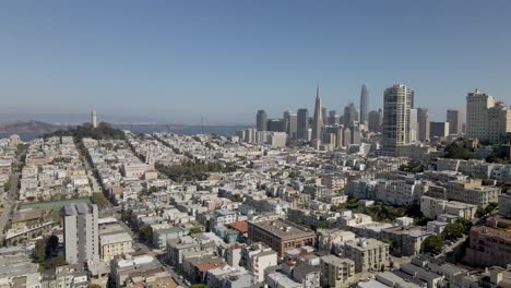 Cautivadora-Toma-Casi-Inmóvil-De-Un-Dron-Del-Centro-De-San-Francisco-Con-Una-Torre-Coit,-Una-Ligera-Rotación-Que-Agrega-Un-Suave-Efecto-De-Paralaje