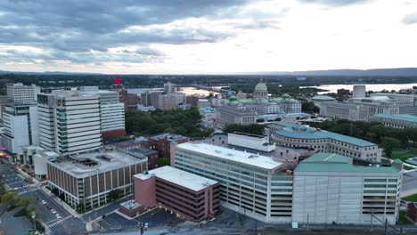 harrisburg, pensilvania edificio del capitolio y el horizonte circundante durante la puesta del sol