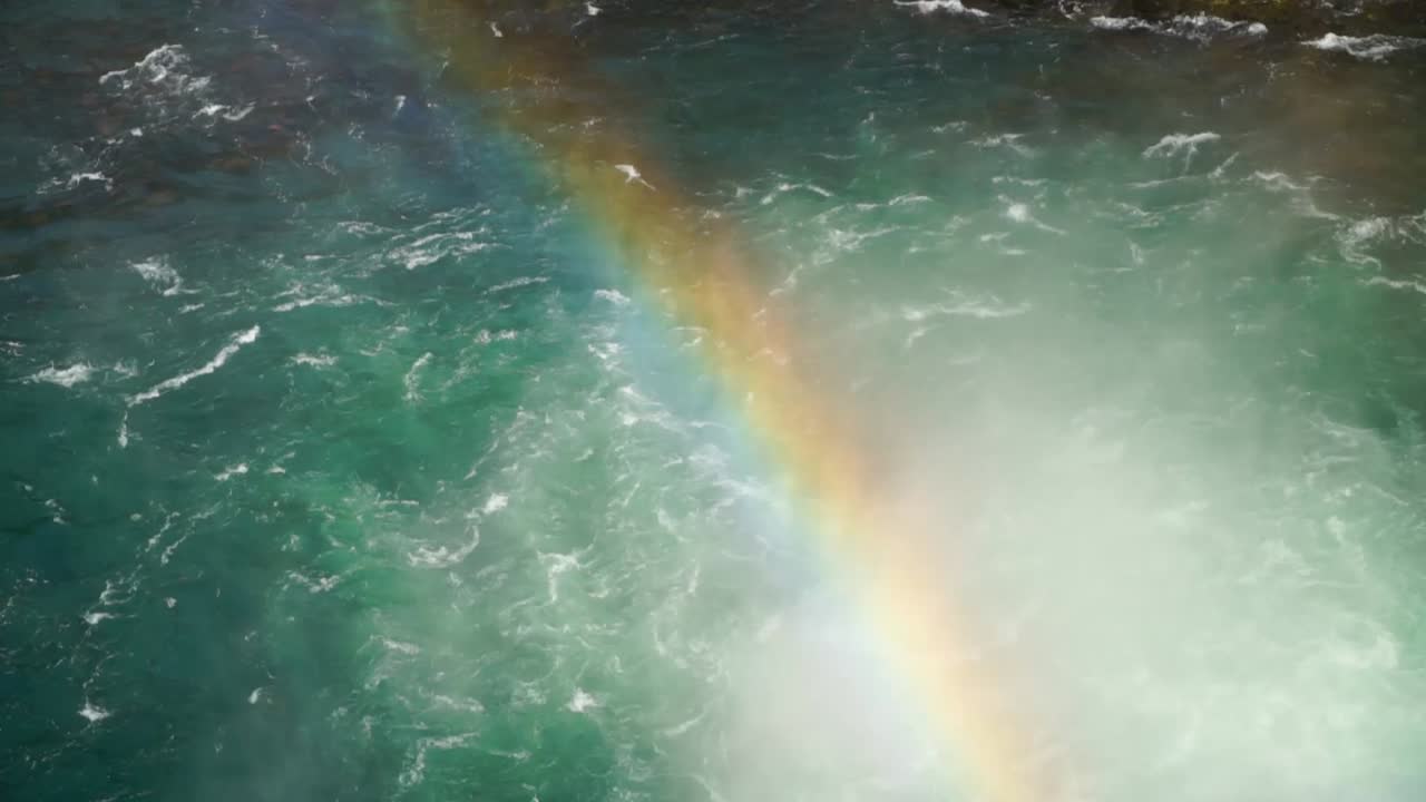 옐로스톤 국립공원 그랜드 캐니언의 상부 폭포 위 안개 속에서 무지개가 다채롭게 떠오릅니다.