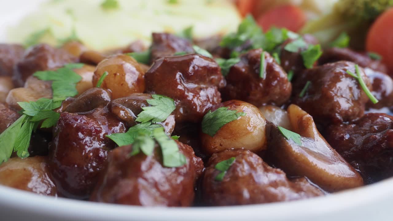Close-up Semur Daging dan Jamur dengan Rempah