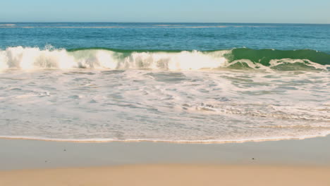 Olas-Rompiendo-En-La-Playa