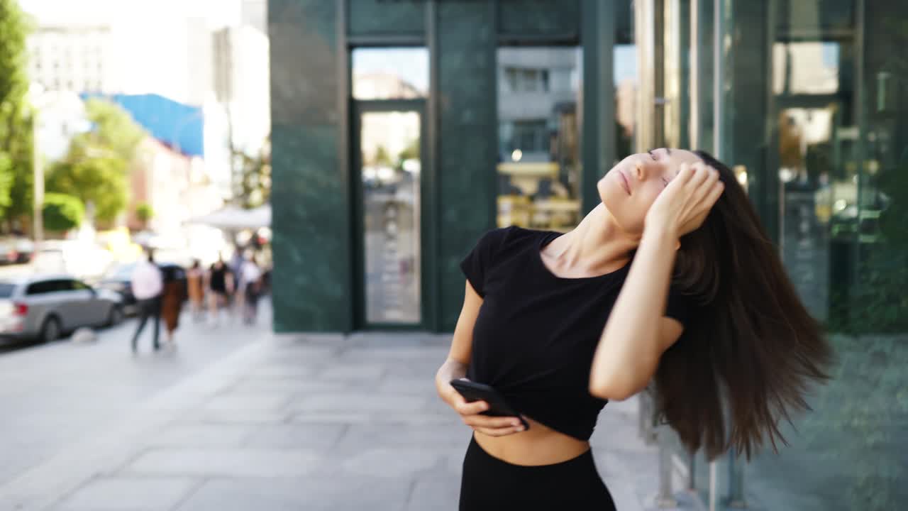 mujer al aire libre disfrutando de la música