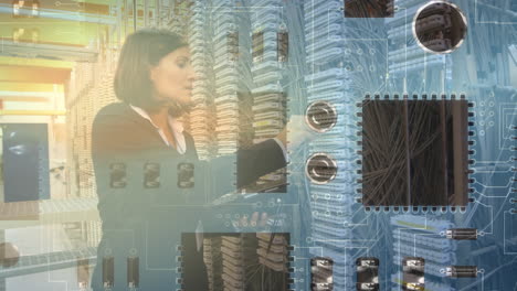 mujer comprobando equipos en una sala de servidores de computadoras